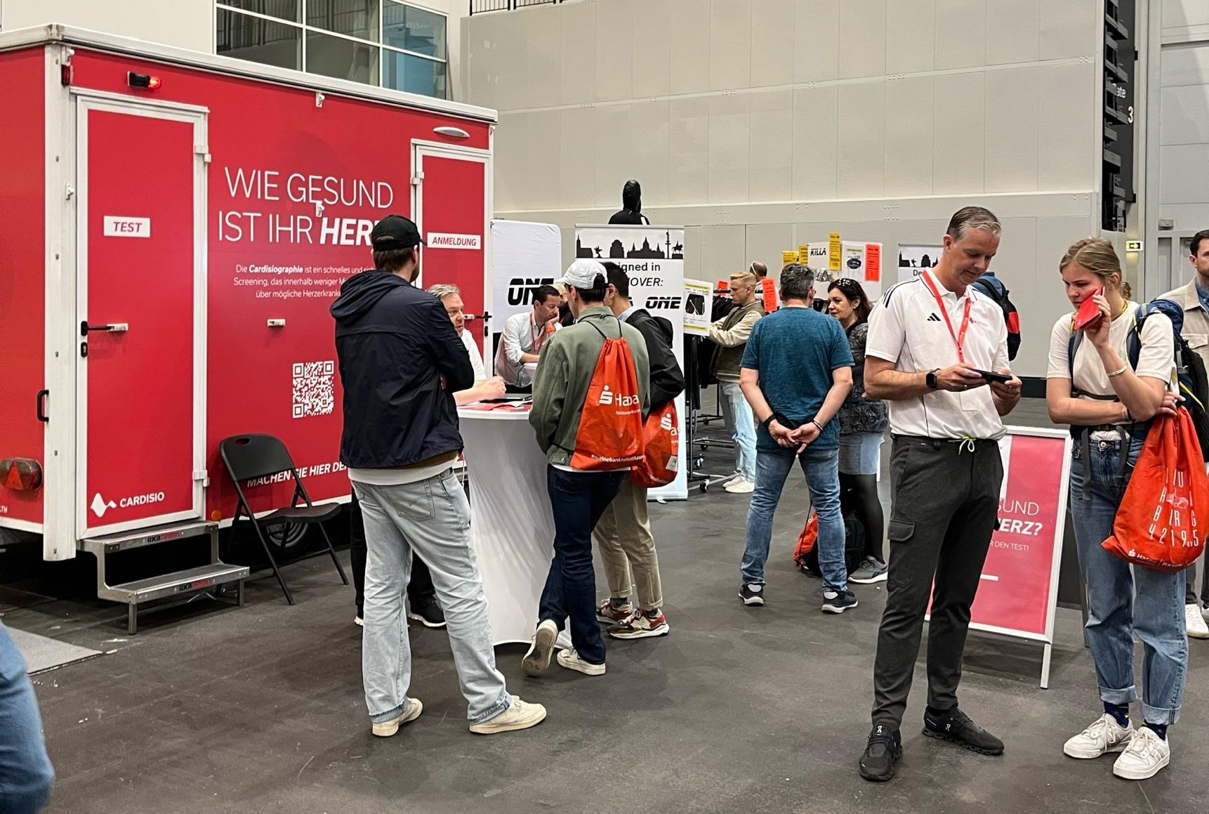 Stand de Cardio Healthcare en un congreso europeo de medicina con profesionales sanitarios interactuando con el dispositivo