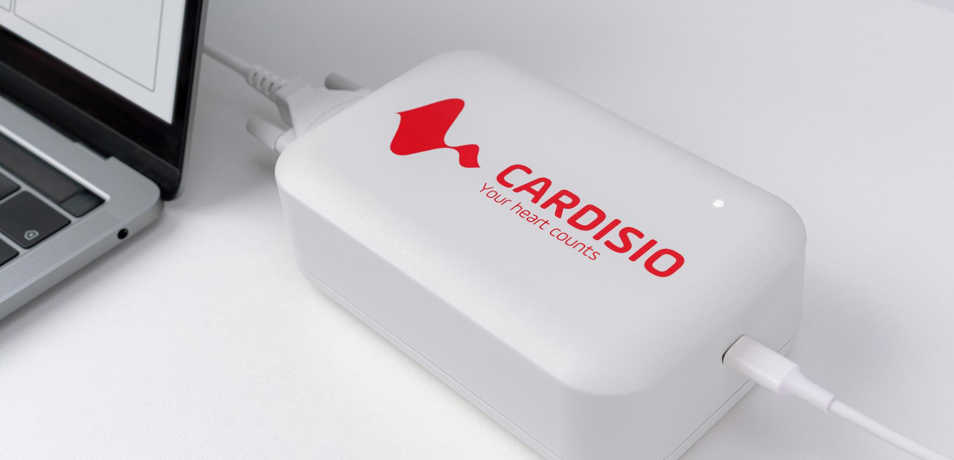 Primer plano del dispositivo médico Cardio Healthcare conectado a un portátil